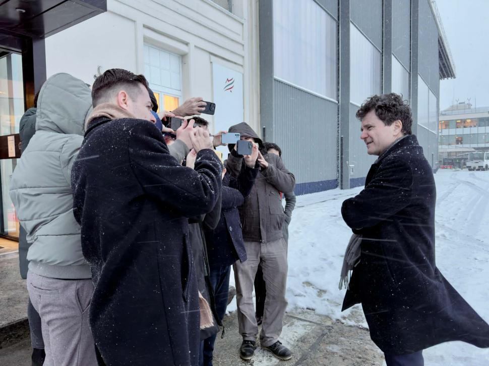 Olanda ironizează România: Preşedintele Nicușor Dan zboară cu un "container zburător" 1044184