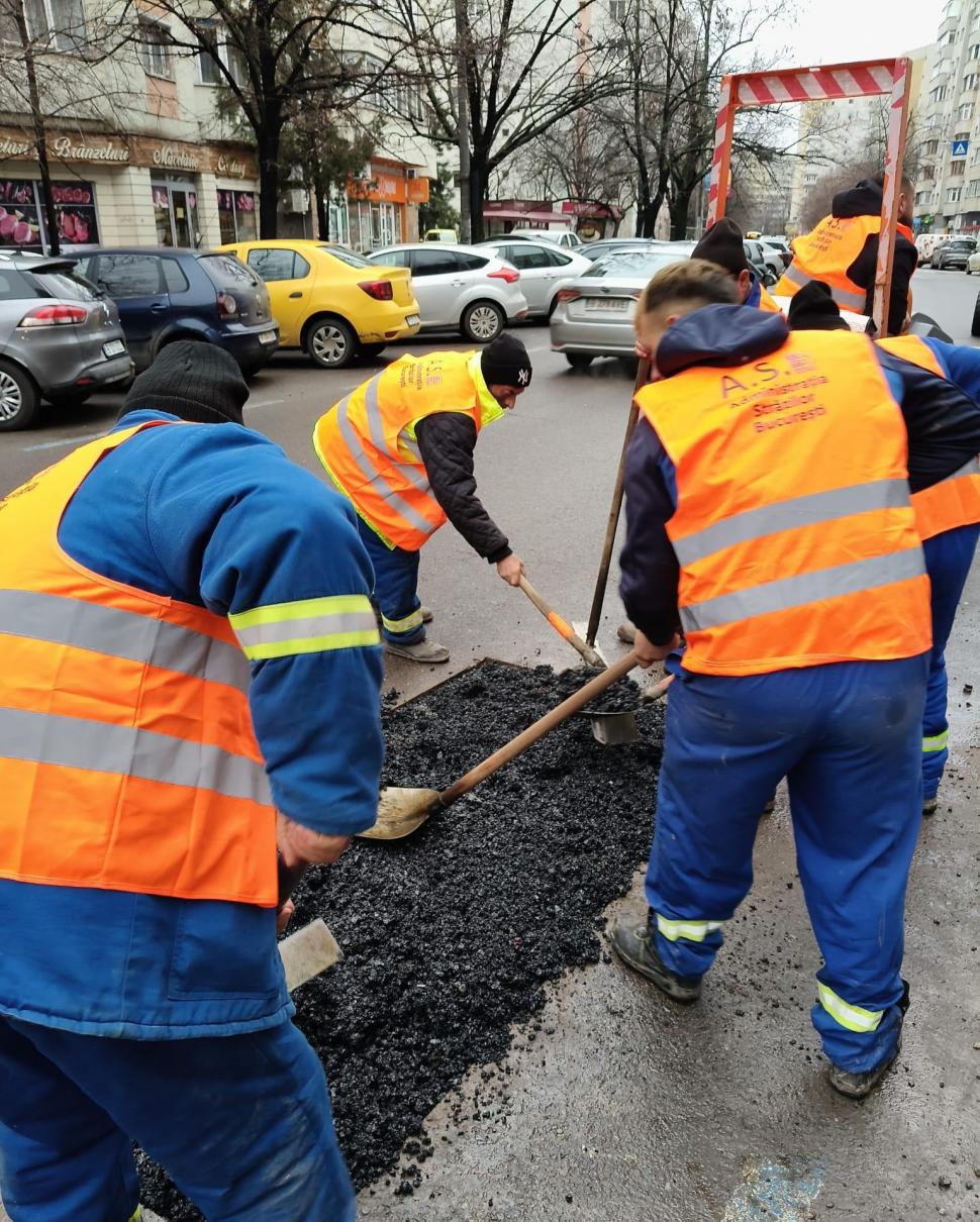 Primăria Capitalei s-a apucat să repare gropile din asfalt: Până acum s-au găsit 585. Pe ce străzi sunt lucrări 1044304