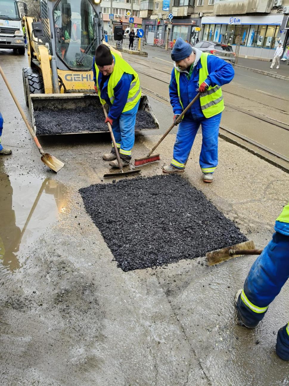 Primăria Capitalei s-a apucat să repare gropile din asfalt: Până acum s-au găsit 585. Pe ce străzi sunt lucrări 1044306