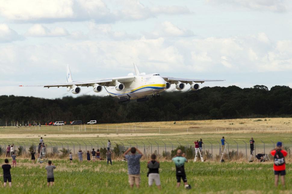Cel mai mare avion din lume. A stabilit peste 200 de recorduri mondiale, putând transporta greutatea a 52 de elefanți 1043621