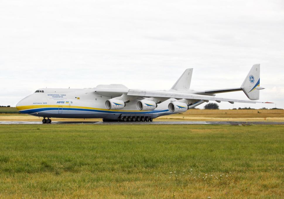 Cel mai mare avion din lume. A stabilit peste 200 de recorduri mondiale, putând transporta greutatea a 52 de elefanți 1043623