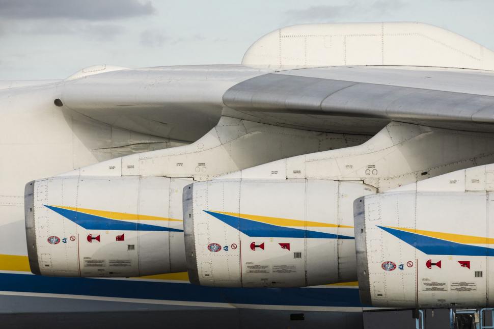 Cel mai mare avion din lume. A stabilit peste 200 de recorduri mondiale, putând transporta greutatea a 52 de elefanți 1043624