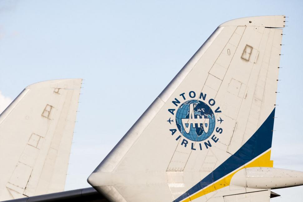 Cel mai mare avion din lume. A stabilit peste 200 de recorduri mondiale, putând transporta greutatea a 52 de elefanți 1043625