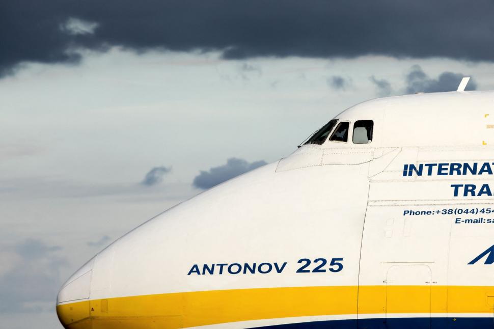 Cel mai mare avion din lume. A stabilit peste 200 de recorduri mondiale, putând transporta greutatea a 52 de elefanți 1043626