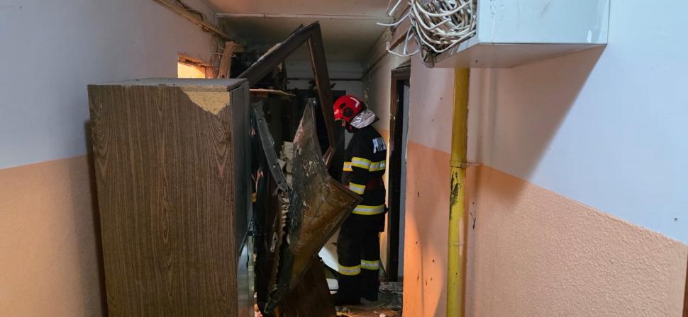 Explozie puternică într-un bloc din Chitila. Doi oameni au fost duși la spital. Ferestrele de la blocul de vizavi au fost distruse 1044351