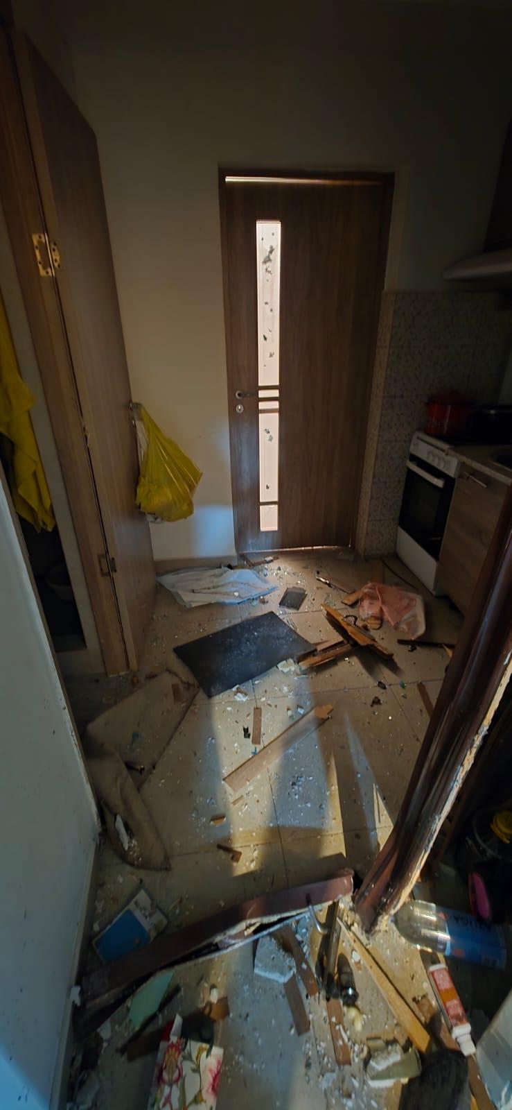 Explozie puternică la un bloc din Chitila. Doi oameni au fost duși la spital. Ferestrele de la blocul de vizavi au fost distruse 1044354