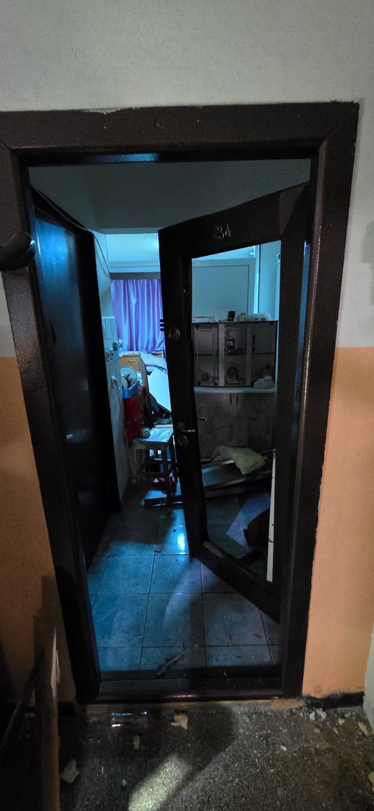 Explozie puternică într-un bloc din Chitila. Doi oameni au fost duși la spital. Ferestrele de la blocul de vizavi au fost distruse 1044355