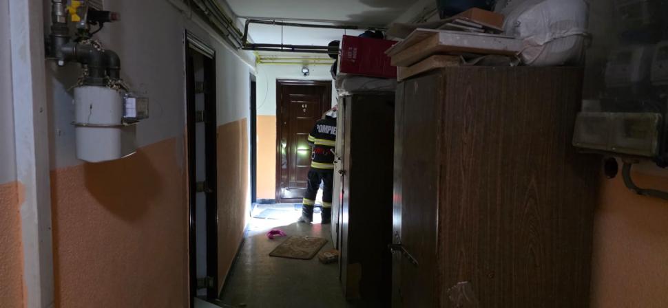 Explozie puternică într-un bloc din Chitila. Doi oameni au fost duși la spital. Ferestrele de la blocul de vizavi au fost distruse 1044356