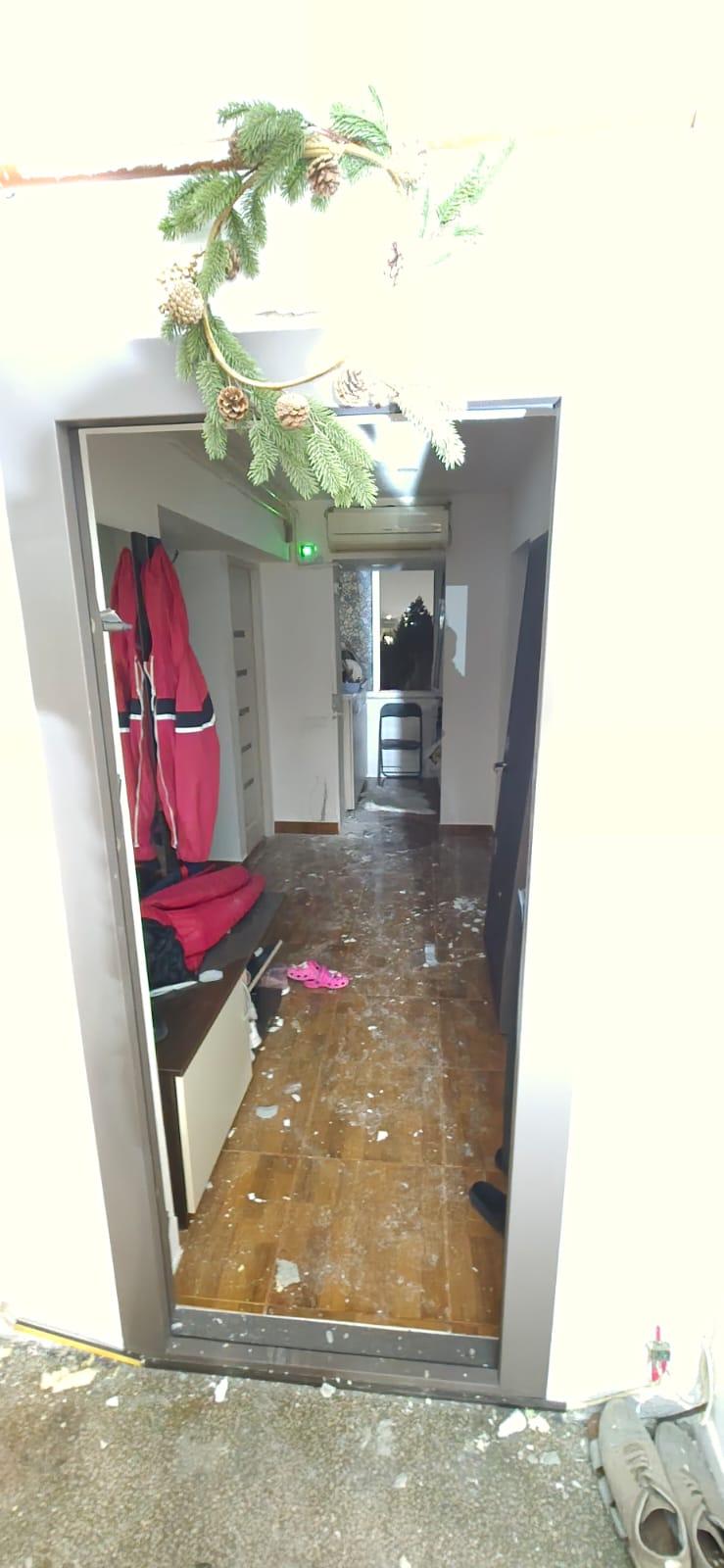 Explozie puternică într-un bloc din Chitila. Doi oameni au fost duși la spital. Ferestrele de la blocul de vizavi au fost distruse 1044357