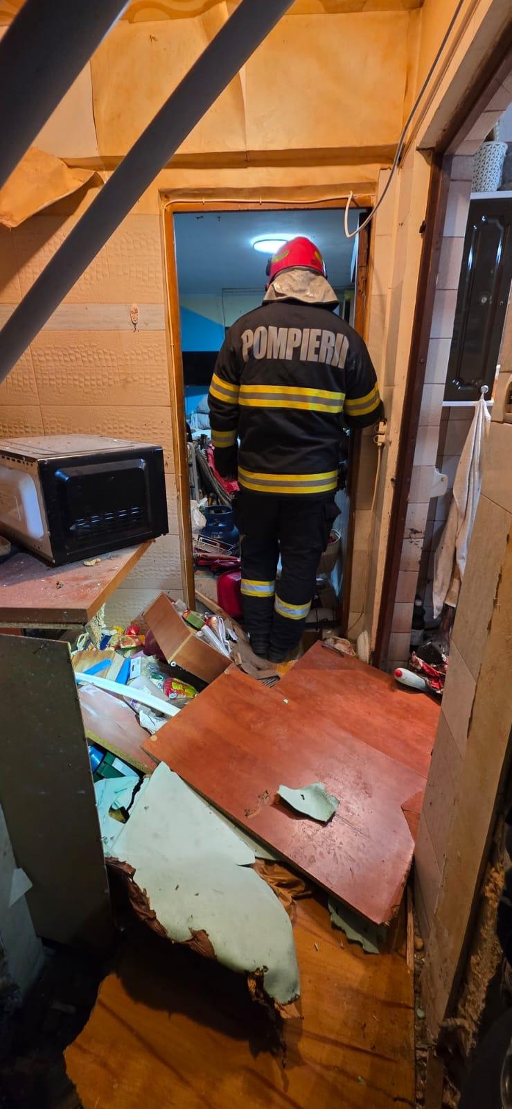 Explozie puternică într-un bloc din Chitila. Doi oameni au fost duși la spital. Ferestrele de la blocul de vizavi au fost distruse 1044358