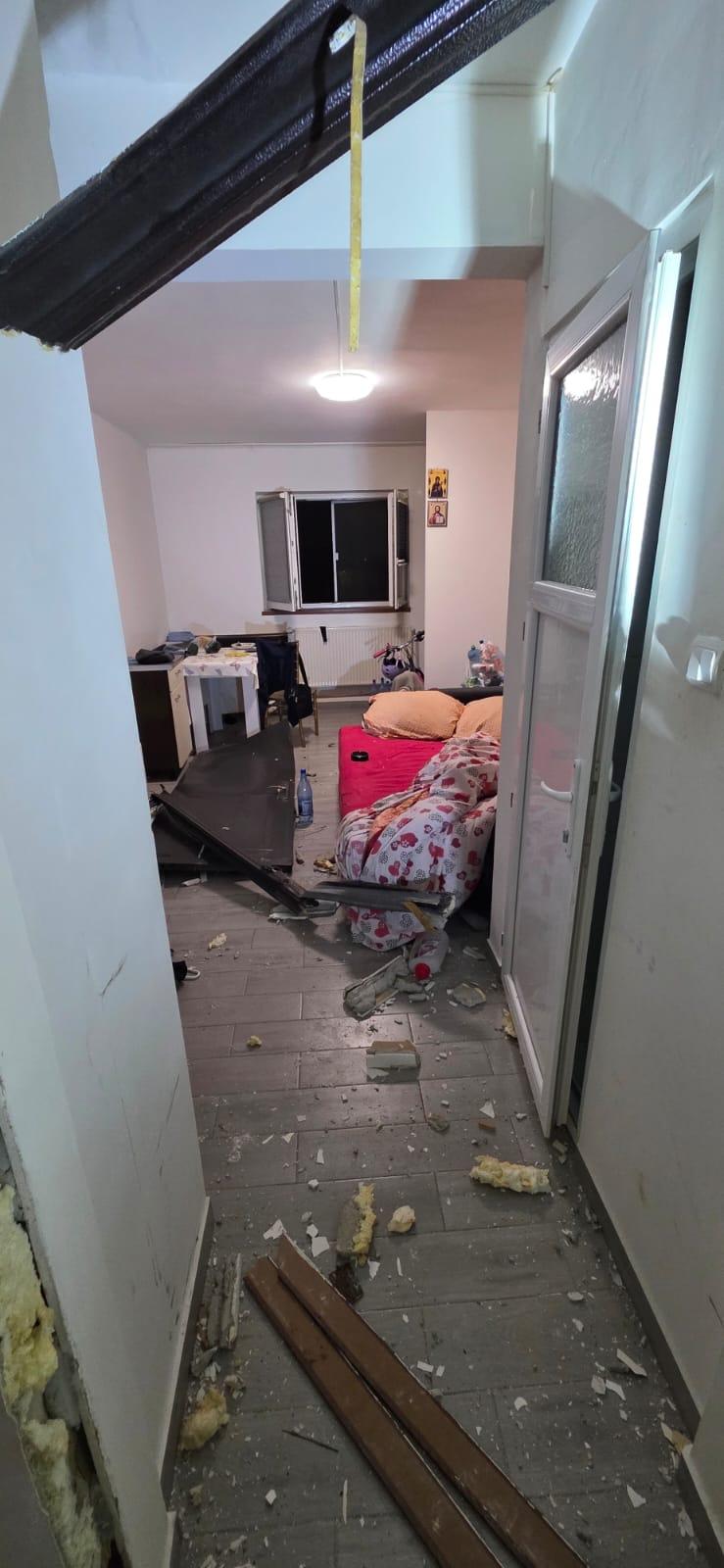 Explozie puternică într-un bloc din Chitila. Doi oameni au fost duși la spital. Ferestrele de la blocul de vizavi au fost distruse 1044359