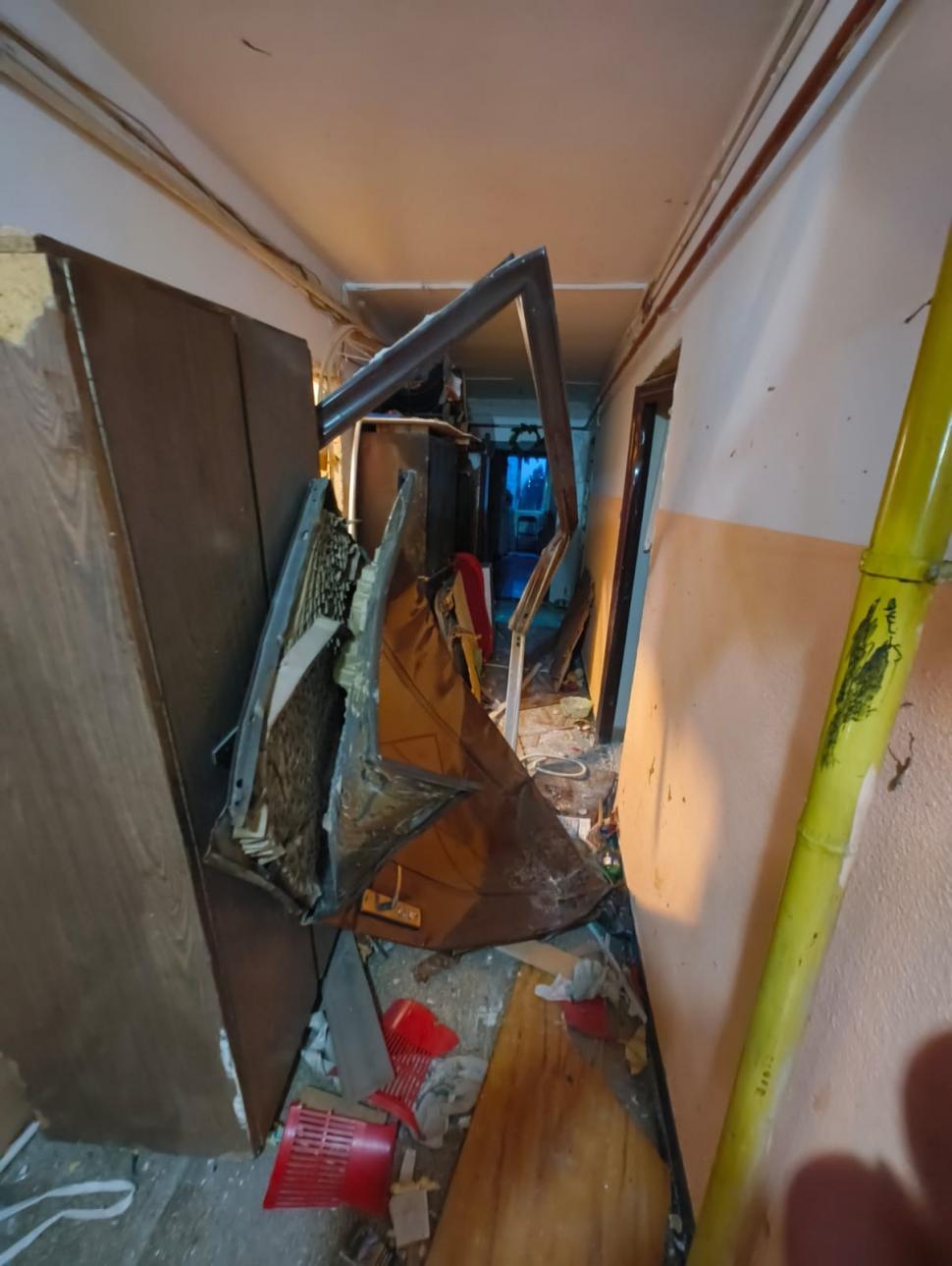 Explozie puternică într-un bloc din Chitila. Doi oameni au fost duși la spital. Ferestrele de la blocul de vizavi au fost distruse 1044361