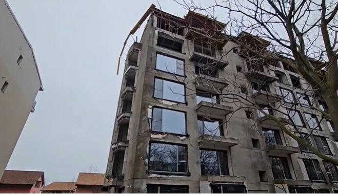 Explozie într-o locuinţă din Sectorul 2 al Capitalei: Două persoane sunt rănite, mașini au fost avariate 1044417