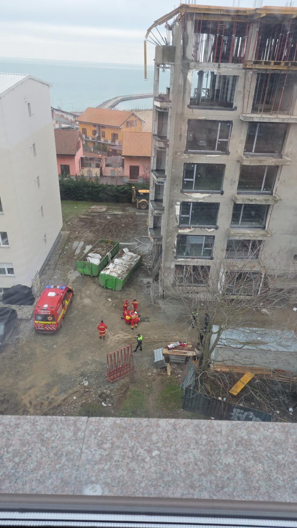 Explozie într-o locuinţă din Sectorul 2 al Capitalei: Două persoane sunt rănite, două mașini au fost avariate 1044418