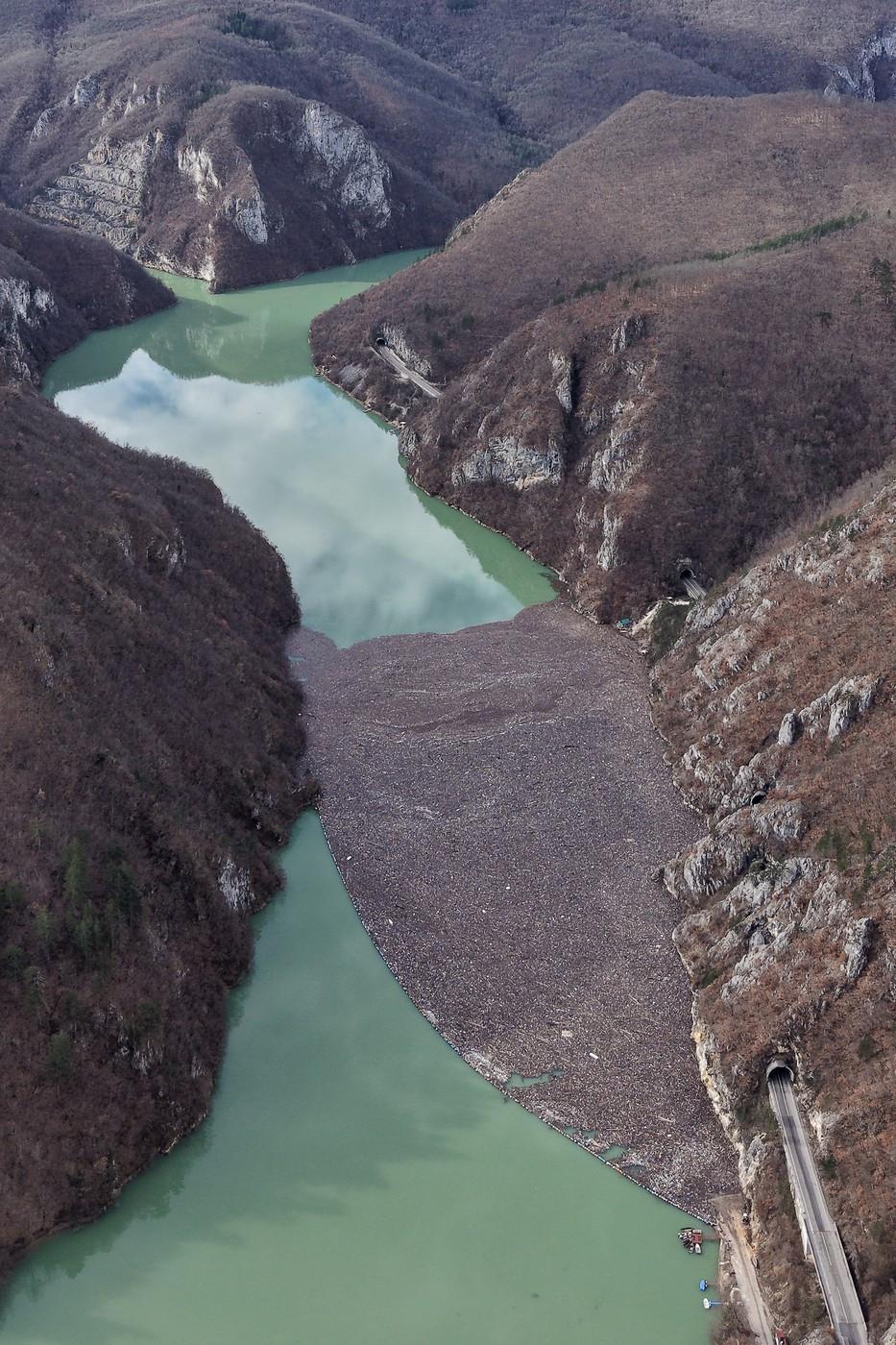 Imagini șocante în Bosnia, zeci de mii de metri cubi de gunoaie din trei țări au acoperit râul Drina: plastic, mobilier, „de toate” 1044401