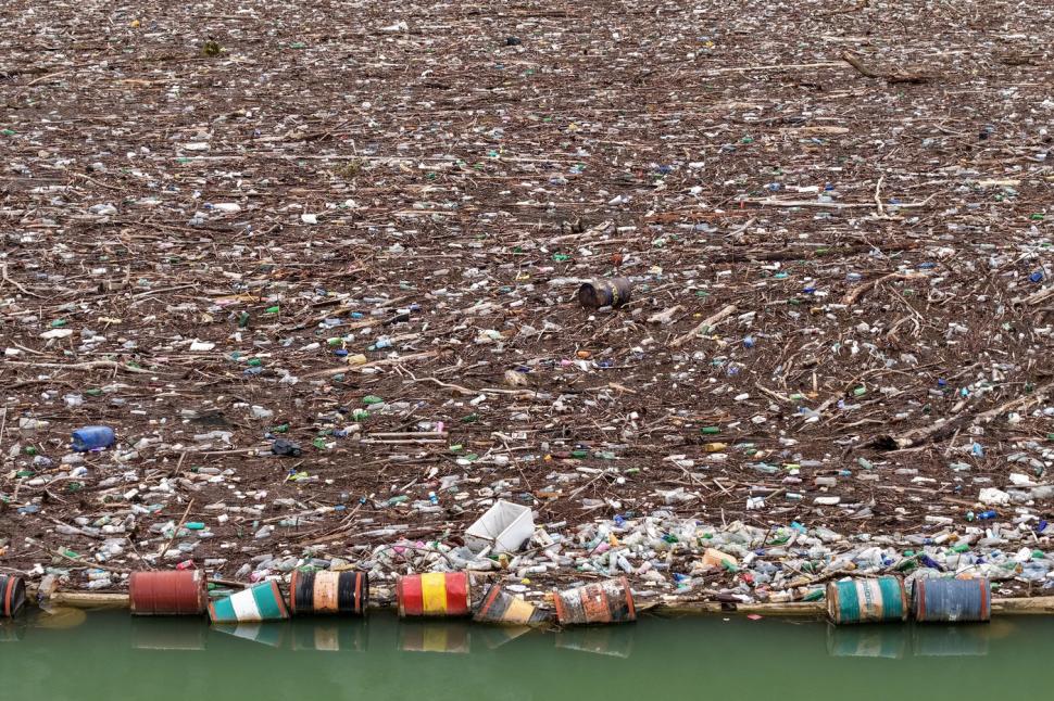 Imagini șocante în Bosnia, zeci de mii de metri cubi de gunoaie din trei țări au acoperit râul Drina: plastic, mobilier, „de toate” 1044402