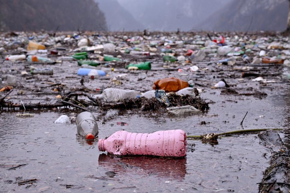 Imagini șocante în Bosnia, zeci de mii de metri cubi de gunoaie din trei țări au acoperit râul Drina: plastic, mobilier, „de toate” 1044404