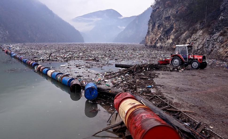 Imagini șocante în Bosnia, zeci de mii de metri cubi de gunoaie din trei țări au acoperit râul Drina: plastic, mobilier, „de toate” 1044405