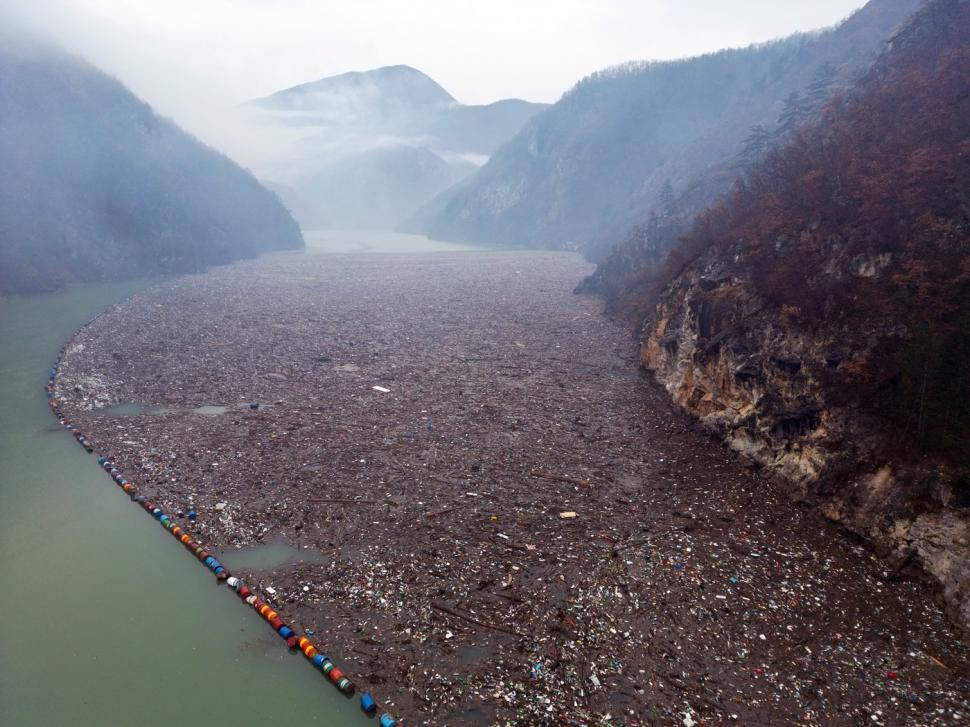 Imagini șocante în Bosnia, zeci de mii de metri cubi de gunoaie din trei țări au acoperit râul Drina: plastic, mobilier, „de toate” 1044406