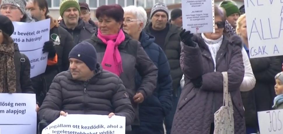 Revoltă în stradă la Gheorghieni. Peste 1.000 de oameni protestează din cauza taxelor lui Bolojan și cer ieșirea UDMR de la guvernare 1044393