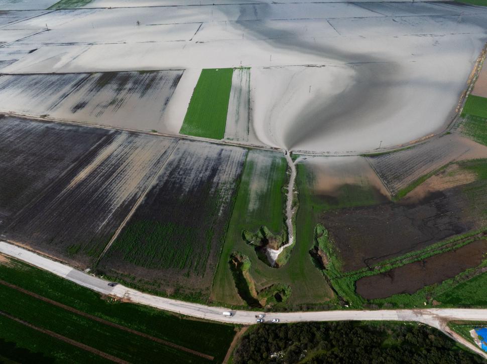 Imagini aeriene spectaculoase din Turcia. Fermierii au găsit o soluție ingenioasă ca să folosească dolinele apărute acum șapte ani  1044497