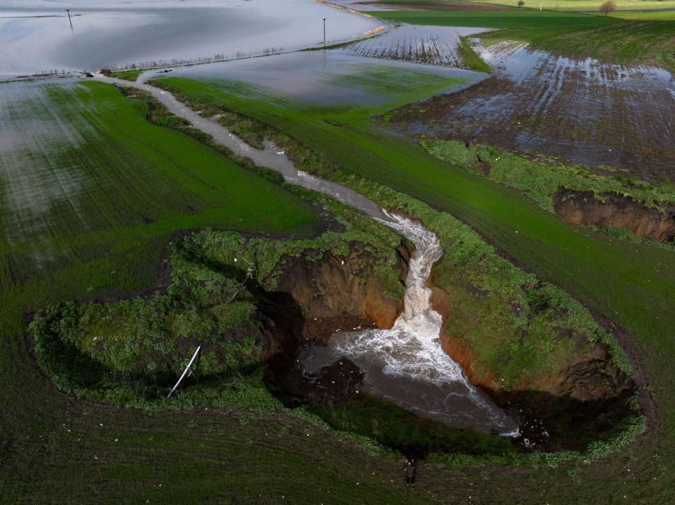 Imagini aeriene spectaculoase din Turcia. Fermierii au găsit o soluție ingenioasă ca să folosească dolinele apărute acum șapte ani  1044502
