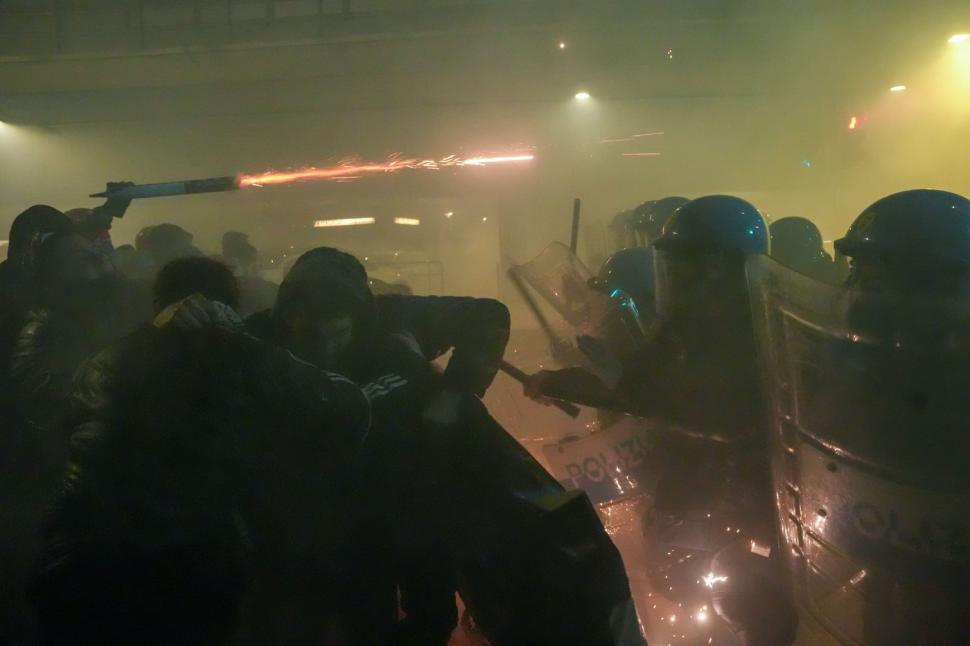 Violențe la Milano. Protestatarii au vrut să ajungă în Satul Olimpic și au aruncat cu fumigene, poliția a reacționat cu tunuri cu apă 1044488