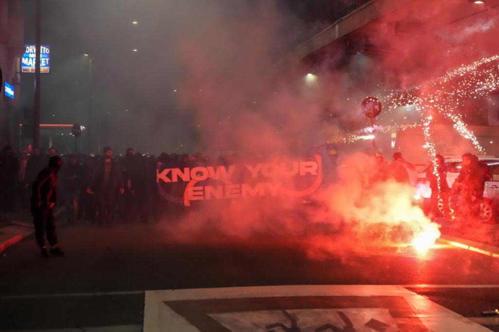 Violențe la Milano. Protestatarii au vrut să ajungă în Satul Olimpic și au aruncat cu fumigene, poliția a reacționat cu tunuri cu apă 1044489