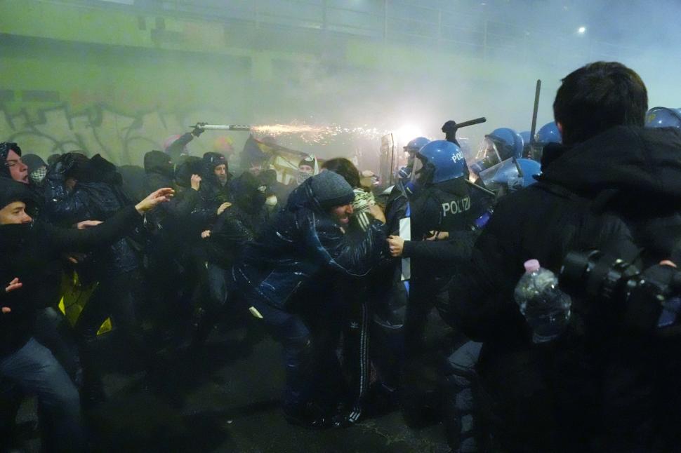 Violențe la Milano. Protestatarii au vrut să ajungă în Satul Olimpic și au aruncat cu fumigene, poliția a reacționat cu tunuri cu apă 1044490