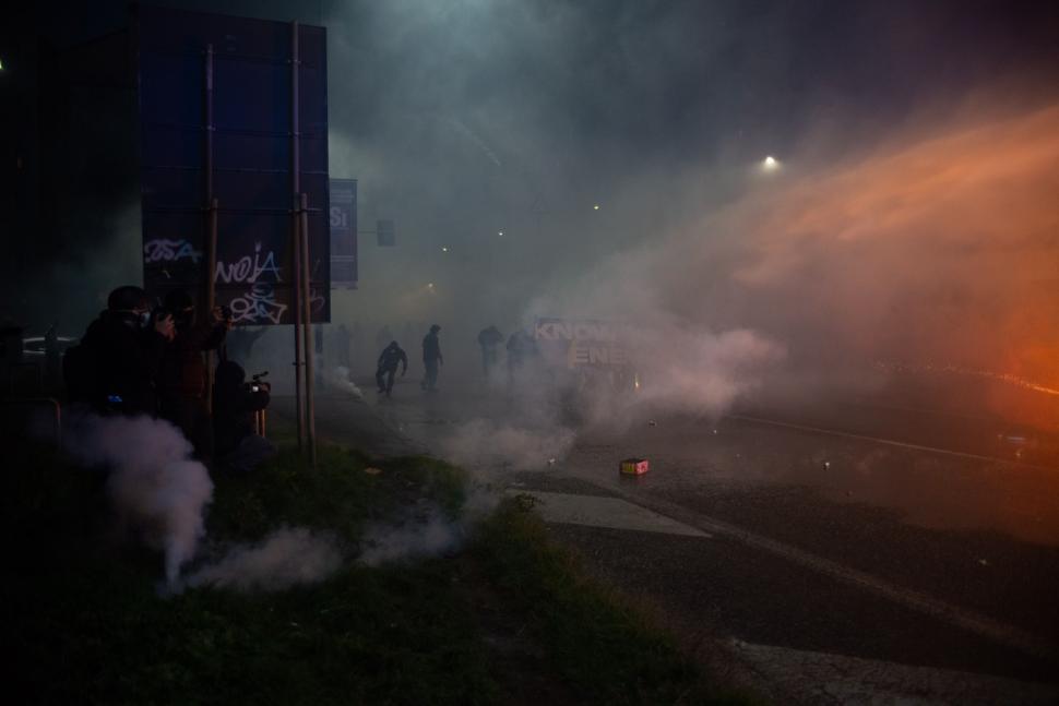 Violențe la Milano. Protestatarii au vrut să ajungă în Satul Olimpic și au aruncat cu fumigene, poliția a reacționat cu tunuri cu apă 1044492