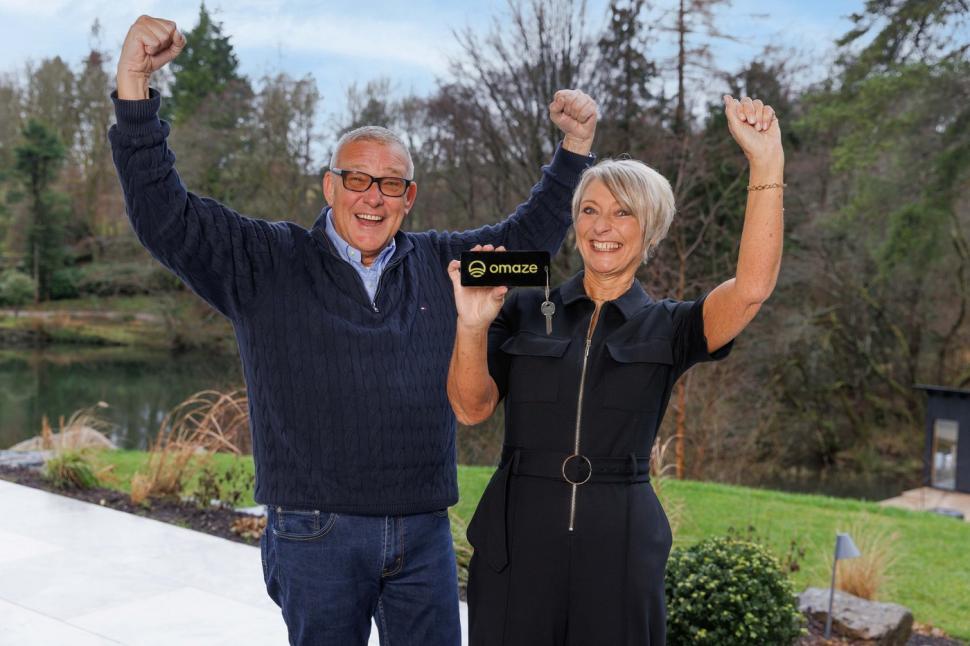 „De patru ani se plânge că tot particip”. O femeie nu și-a ascultat soțul și a jucat la tombolă. A câștigat o casă de lux și bani 1044778