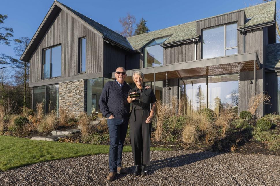 „De patru ani se plânge că tot particip”. O femeie nu și-a ascultat soțul și a jucat la tombolă. A câștigat o casă de lux și bani 1044779