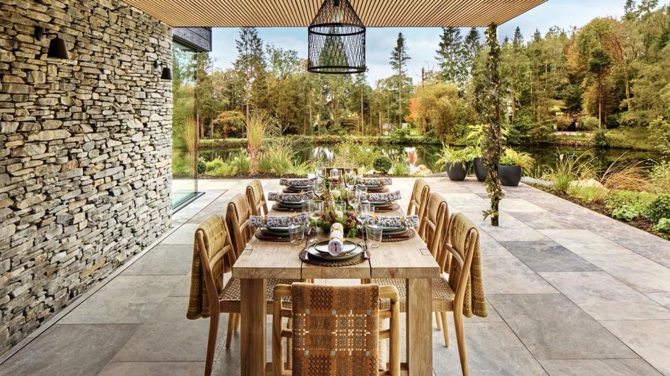 „De patru ani se plânge că tot particip”. O femeie nu și-a ascultat soțul și a jucat la tombolă. A câștigat o casă de lux și bani 1044787