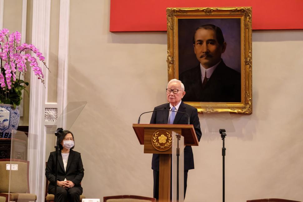 La 55 de ani, a fondat compania de care azi depinde toată lumea. Acum, la 94 de ani, are miliarde, iar CEO-ul Nvidia îl scoate la cină 1044716