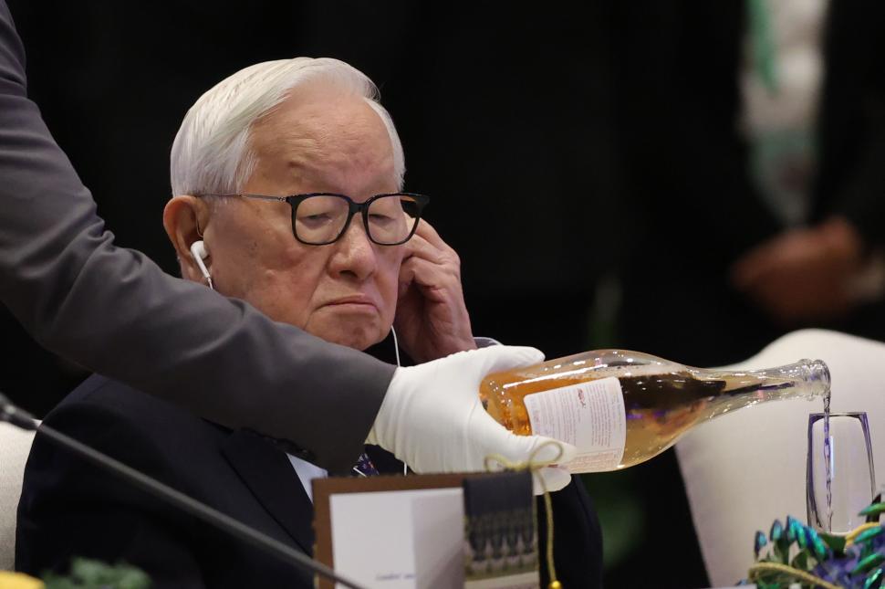 La 55 de ani, a fondat compania de care azi depinde toată lumea. Acum, la 94 de ani, are miliarde, iar CEO-ul Nvidia îl scoate la cină 1044718