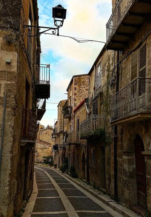 O tânără care a cumpărat o casă cu 17 camere în Sicilia cu banii de-o mașină spune cât au costat-o renovările și dacă a meritat efortul 1044661