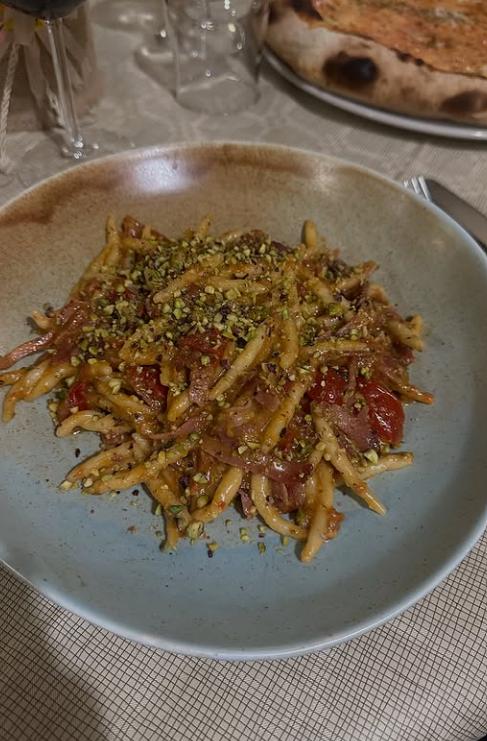 O tânără care a cumpărat o casă cu 17 camere în Sicilia cu banii de-o mașină spune cât au costat-o renovările și dacă a meritat efortul 1044666