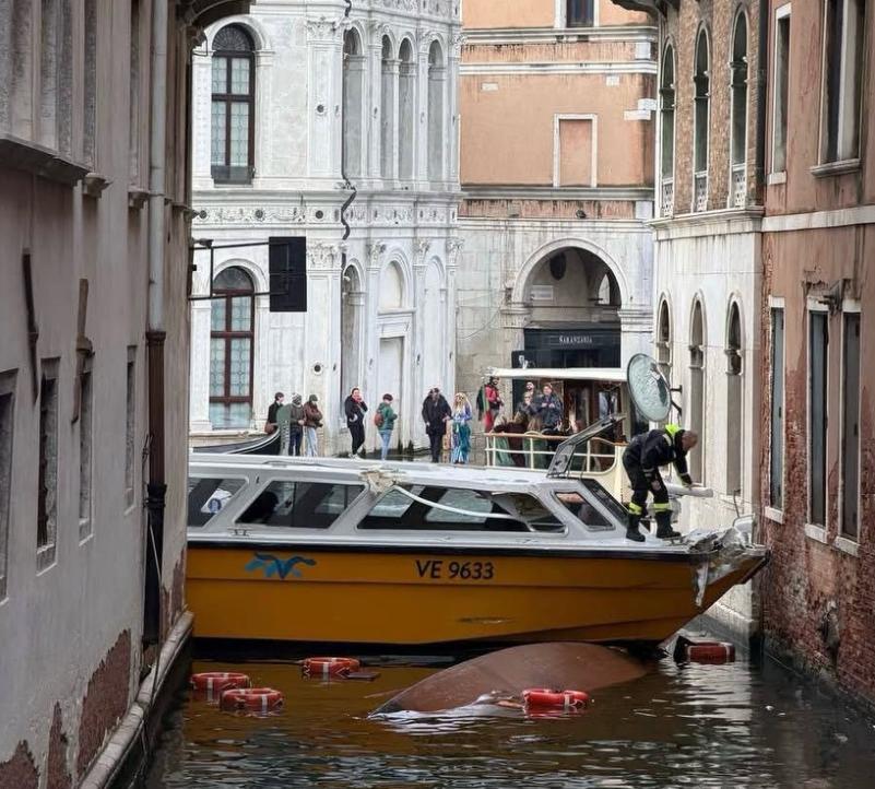 VIDEO Momente de panică la Veneţia. O barcă cu motor a lovit două gondole, iar turiștii au căzut în apă 1044642