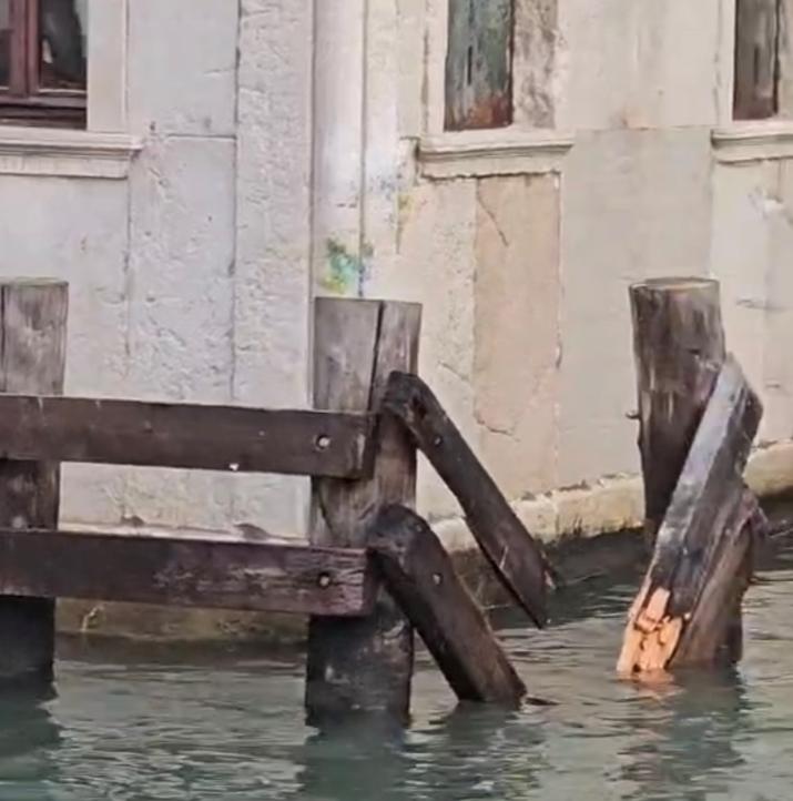 VIDEO Momente de panică la Veneţia. O barcă cu motor a lovit două gondole, iar turiștii au căzut în apă 1044644