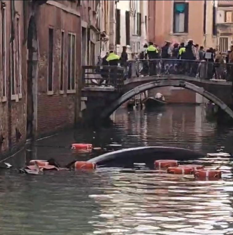VIDEO Momente de panică la Veneţia. O barcă cu motor a lovit două gondole, iar turiștii au căzut în apă 1044645