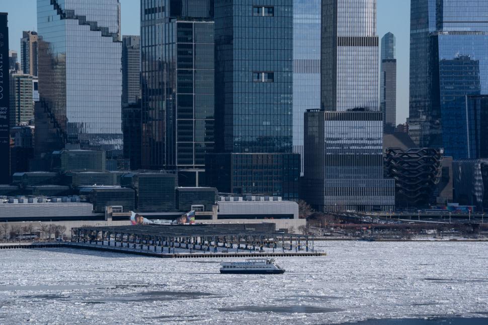 Imagini cu blocuri de gheață luate de curenți pe râul Hudson, prin fața zgârie-norilor din Manhattan. N-a mai fost așa ger din anii ’60 1045010