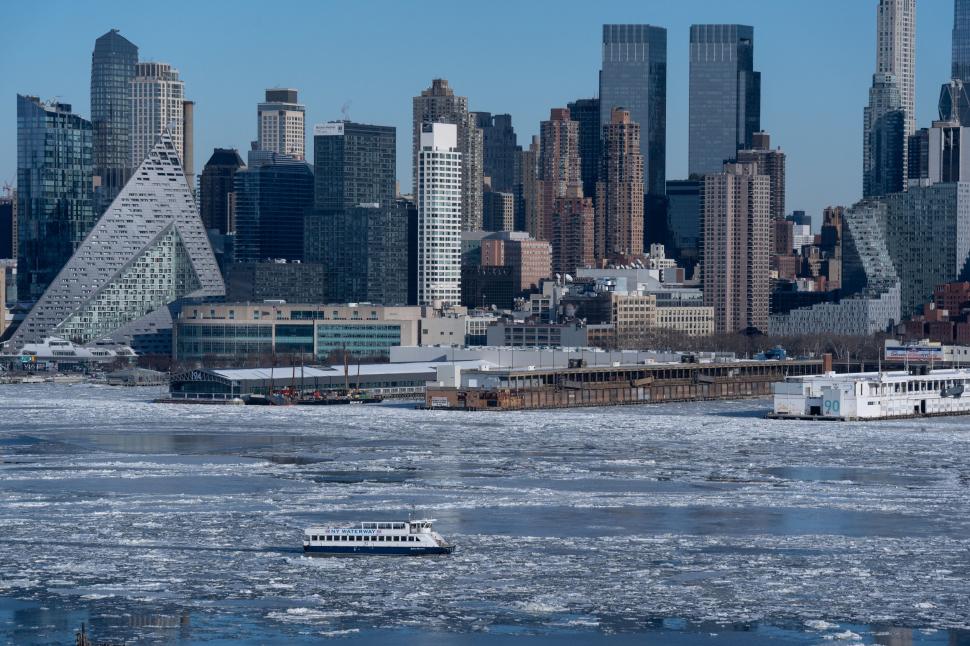 Imagini cu blocuri de gheață luate de curenți pe râul Hudson, prin fața zgârie-norilor din Manhattan. N-a mai fost așa ger din anii ’60 1045011