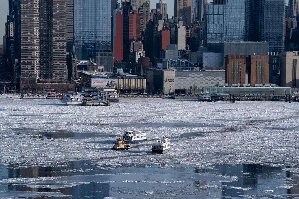 Imagini cu blocuri de gheață luate de curenți pe râul Hudson, prin fața zgârie-norilor din Manhattan. N-a mai fost așa ger din anii ’60 1045012