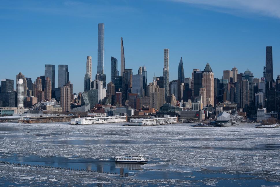 Imagini cu blocuri de gheață luate de curenți pe râul Hudson, prin fața zgârie-norilor din Manhattan. N-a mai fost așa ger din anii ’60 1045014