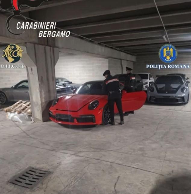 Fraudă de milioane de euro cu mașini de lux, anchetată de DIICOT: 20 de bolizi au fost găsiți într-un garaj din Italia 1045336