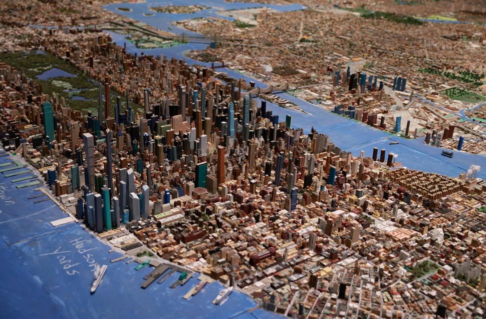 Un șofer de TIR a construit o machetă imensă a oraşului New York, în 21 de ani, într-un subsol. Acum, un muzeu expune „Little Apple” 1045397