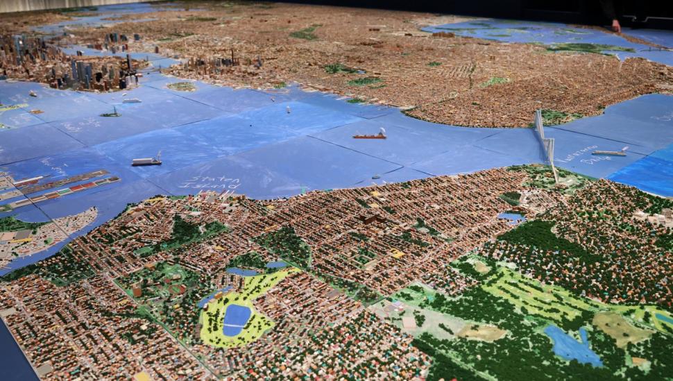 Un șofer de TIR a construit o machetă imensă a oraşului New York, în 21 de ani, într-un subsol. Acum, un muzeu expune „Little Apple” 1045400