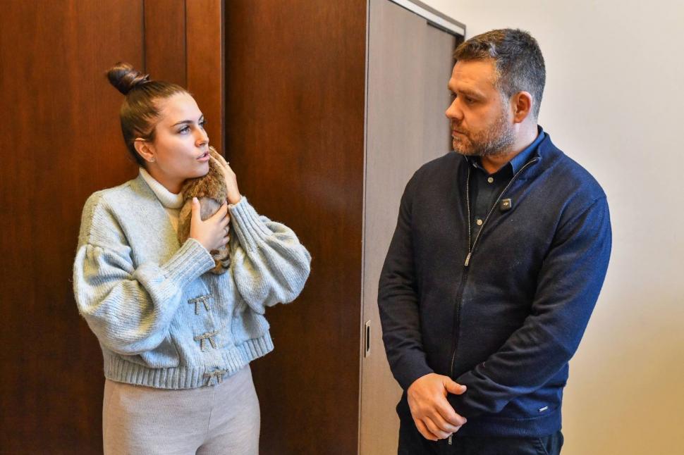 Ciprian Ciucu și-a luat pisică și la Primăria Generală. Cathy a fost găsită grav rănită pe stradă și a fost adoptată  1045720