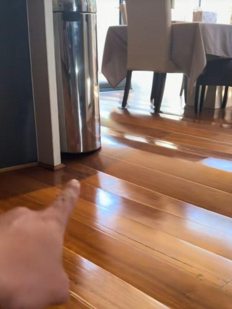 O casă a fost distrusă de o mică fisură în țeava de apă. Doi soți plecați în vacanță s-au trezit cu pagube de 100.000 $ la întoarcere 1045682