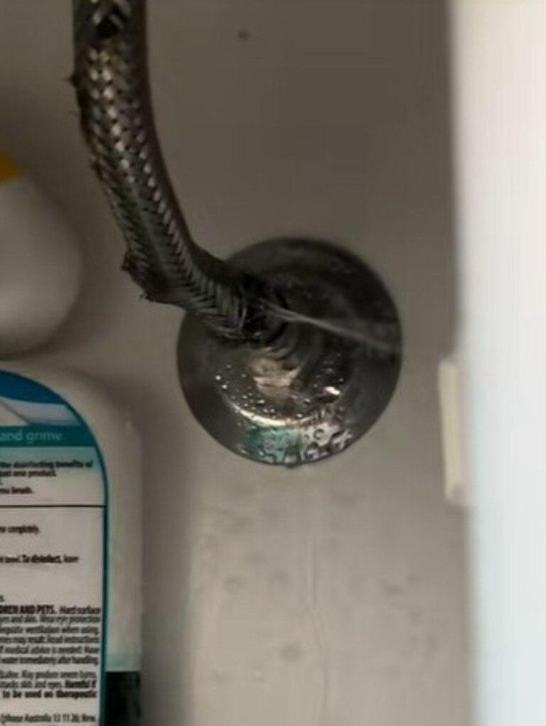 O casă a fost distrusă de o mică fisură în țeava de apă. Doi soți plecați în vacanță s-au trezit cu pagube de 100.000 $ la întoarcere 1045683